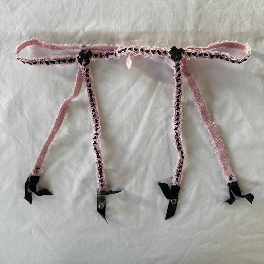 Victoria's Secret, Classic Garter Belt, Pink Lace and Black Satin, Size M/L
